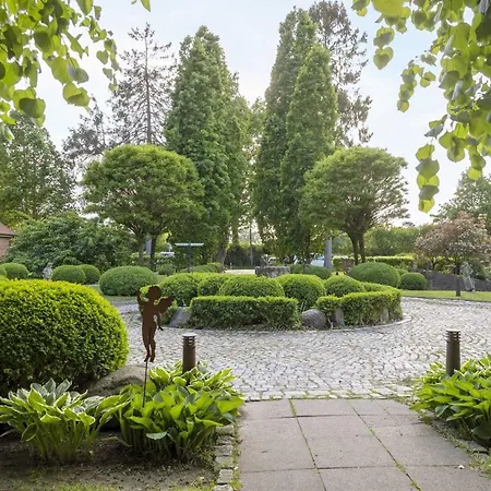 Romantik Friederikenhof Restaurant & فندق لوبيك