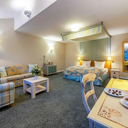 Romantik Friederikenhof Restaurant & فندق لوبيك